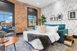 2 bedrooms, iron/ironing board, travel cot, free WiFi - Game Room  Gym  Pool  Rooftop  Downtown Hotel (New Orleans)