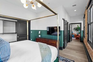 2 bedrooms, iron/ironing board, travel cot, free WiFi - Modern Comfort – Pool, Gym, & Game Room! Hotel (New Orleans)