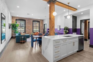 Interior - Modern Comfort – Pool, Gym, & Game Room! Hotel (New Orleans)