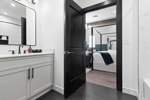 1 habitación, tabla de planchar con plancha, wifi gratis y ropa de cama 