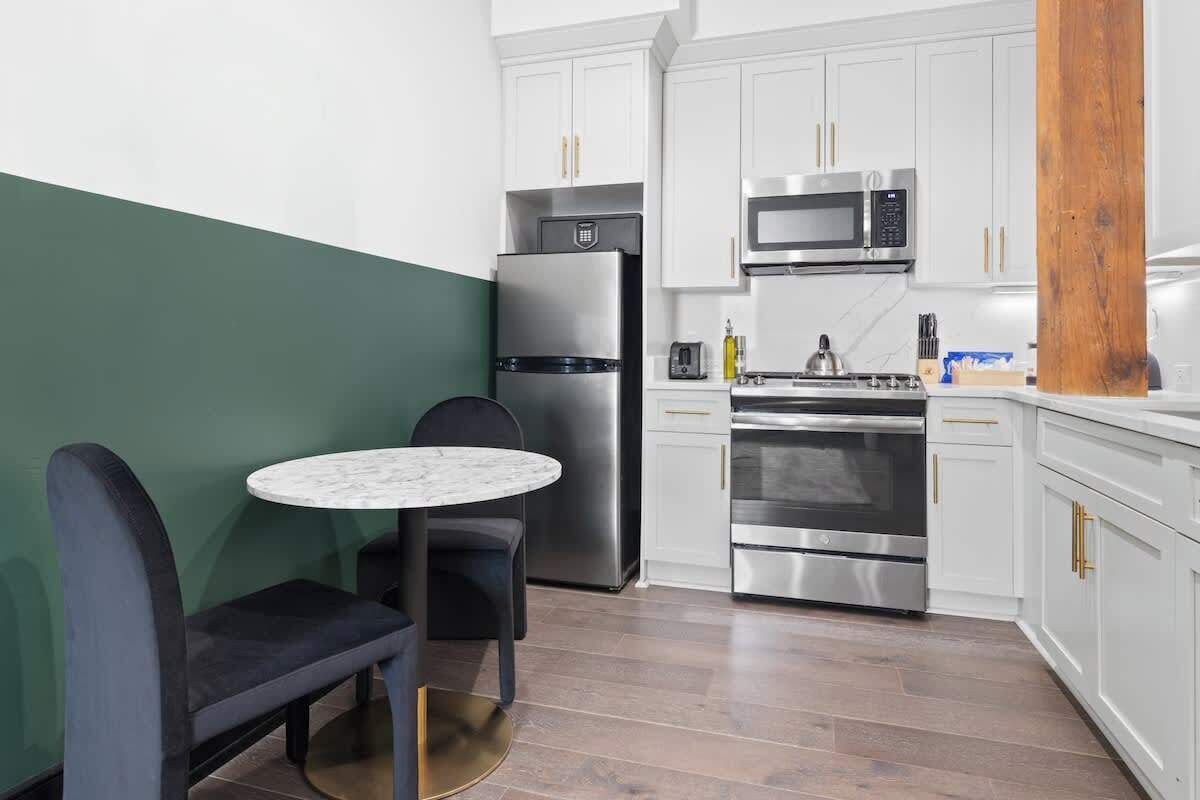 Réfrigérateur, four à micro-ondes, un four, surface de cuisson