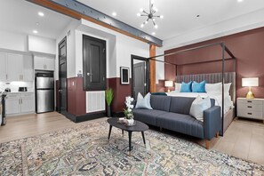 1 quarto, ferros/tábuas de passar roupa, berço de viagem