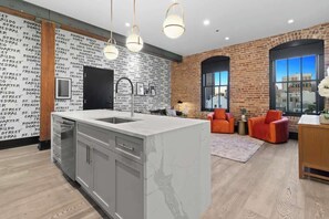 Interior - HUGE 4BD/4BA with 2 Queen Sleeper Sofas! Hotel (New Orleans)