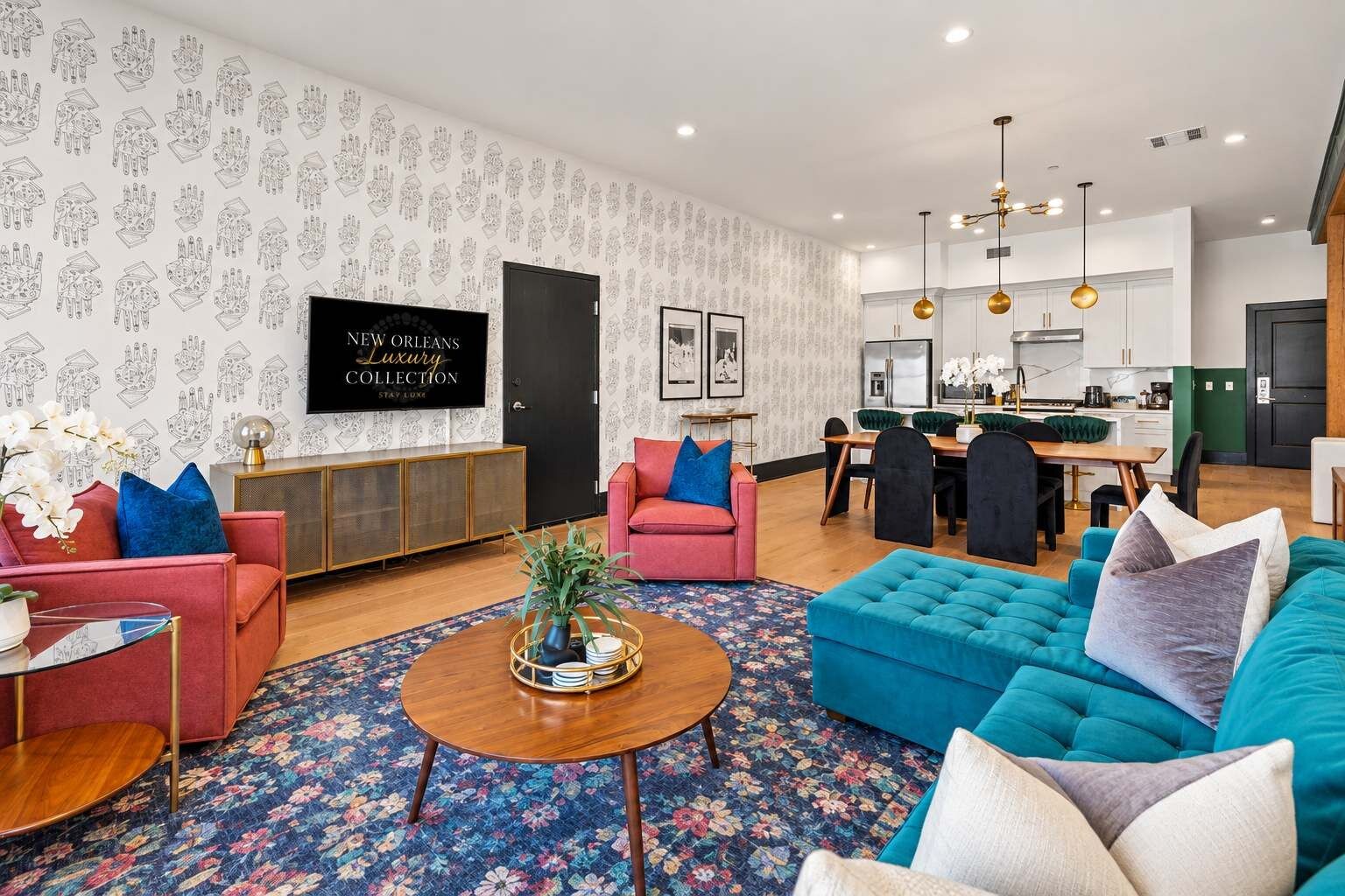 Ein modernes Wohnzimmer mit Flachbildfernseher, Essbereich und Küche.