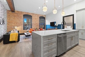 Interior - HUGE 4BD/4BA with 2 Queen Sleeper Sofas! Hotel (New Orleans)