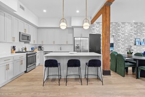 Fridge, microwave, oven, stovetop - HUGE Downtown 4BD/4BA with 2 Queen Sleeper Sofas, Living Rooms & Kitchens Perfect For Groups! (New Orleans)