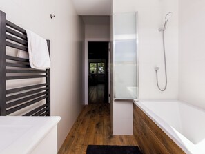 Amenidades de baño gratuitas, secadora de cabello, toallas 