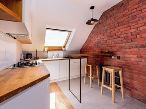 Fridge, oven, stovetop, dishwasher