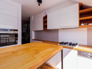 Réfrigérateur, un four, surface de cuisson, lave-vaisselle