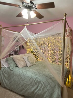 4 bedrooms, desk, iron/ironing board, travel crib - Masters Oasis Retreat (Evans)