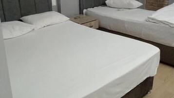 Chambre Familiale avec lits jumeaux | Bureau, Wi-Fi gratuit