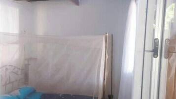 1 habitación, wifi y ropa de cama