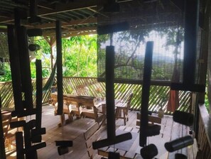 Outdoor dining - Lost Jungle Lodge Rooftop view room+bathroom
 (Minca)