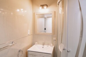 Haartrockner, Handtücher, Seife, Toilettenpapier