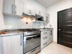 Frigorifero, microonde, forno, piano cottura