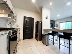 Kylskåp, mikrovågsugn, ugn och spishäll