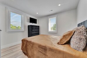 3 habitaciones, tabla de planchar con plancha, wifi y ropa de cama 