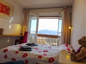 2 quartos, escrivaninha, acesso à internet