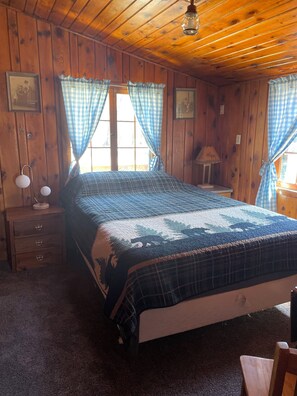 1 bedroom, WiFi, bed sheets - Cozy queen bed in main Resort Lodge (Wirt)