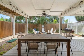 Outdoor dining - Welcome to "Coastal Vibes" – your perfect beachside escape! (Galveston)