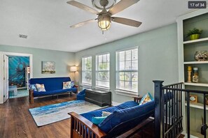 Una Smart TV, videojuegos, un futbolín