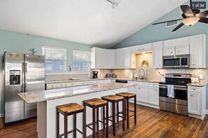 Kjøleskap, mikrobølgeovn, ovn og kokeplater