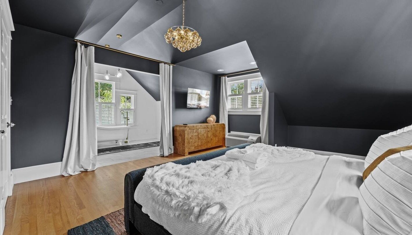 7 Schlafzimmer, Schreibtisch, Bügeleisen/Bügelbrett, Reisekinderbett