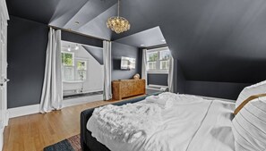 7 slaapkamers, een bureau, een strijkplank/strijkijzer, reisbedje