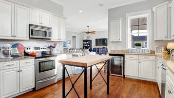 Fridge, microwave, stovetop, dishwasher