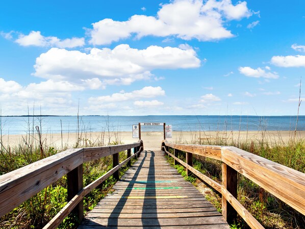 بالقرب من الشاطئ