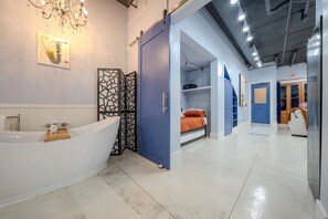 Escrivaninha, ferros/tábuas de passar roupa, berço de viagem