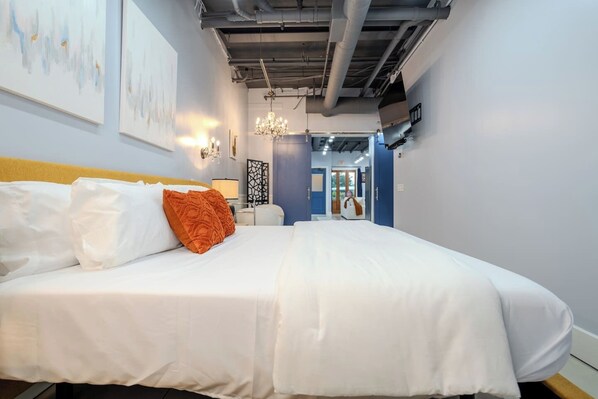 Escrivaninha, ferros/tábuas de passar roupa, berço de viagem