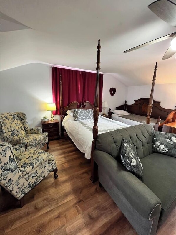 1 Schlafzimmer, Schreibtisch, Bügeleisen/Bügelbrett, Reisekinderbett