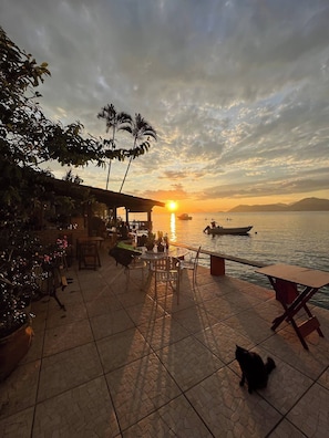 Outdoor dining - Chalé Aconchegante com Linda Vista em Angra Dos Reis, com Acesso ao Mar (Angra dos Reis)