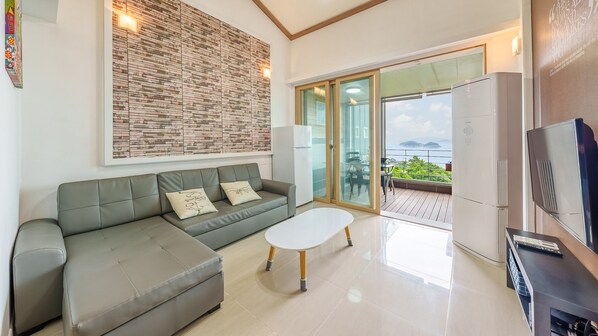 Basic Room, 2 Bedrooms (B6) | 1 bedroom, free WiFi - Yeosu Falling in Blue Ocean View Pension (Yeosu)