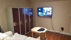 ห้องแฟมิลี่, 1 ห้องนอน, ห้องน้ำส่วนตัว (Family Adventure Bunk Room) | ตกแต่งพิเศษโดยเฉพาะ, ผ้าม่านกันแสง, Wi-Fi ฟรี, ผ้าปูที่นอน