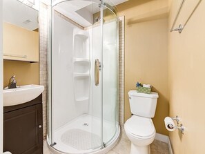 Free toiletries, hair dryer, towels, soap - Tuscan Ridge Guesthouse Calgary West (Calgary)