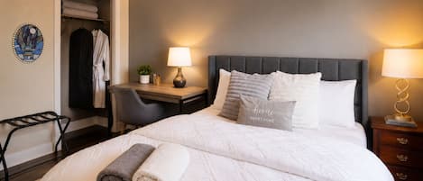 Chambre Confort double, 1 grand lit (Bowness Room) | Ameublement unique, rideaux dâobscurcissement, accĂšs au Wi-Fi (inclus)