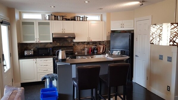 Full-sized fridge, microwave, oven, stovetop - Tuscan Ridge Guesthouse Calgary West (Calgary)