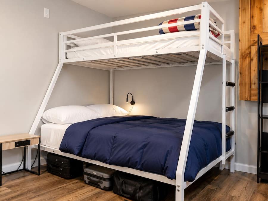 Mobiliario individual, cortinas opacas, wifi gratis y ropa de cama