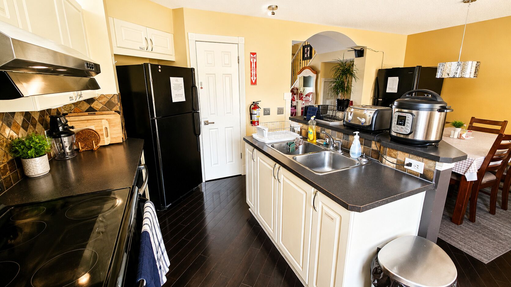 Full-size fridge, microwave, oven, stovetop