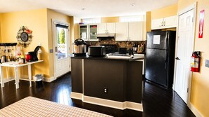Full-size fridge, microwave, oven, stovetop - Tuscan Ridge Guesthouse Calgary West (Calgary)