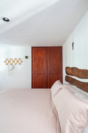 2 bedrooms, desk, iron/ironing board, WiFi