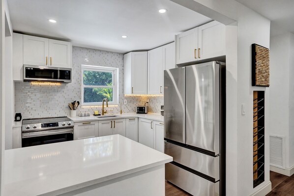 Kühlschrank, Mikrowelle, Ofen, Herdplatte