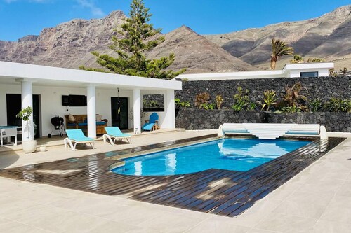 Casa Marina 4-bed Villa With Pool in Famara