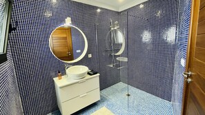 Villa | Salle de bain | Douche, séchoir à cheveux, serviettes fournies