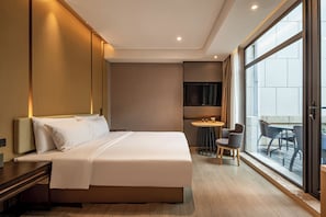 Free minibar, free WiFi, bed sheets