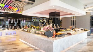 Un interior moderno con una isla central que exhibe cosméticos y flores.