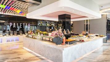 Breakfast, dinner served; Chinese cuisine, pool views