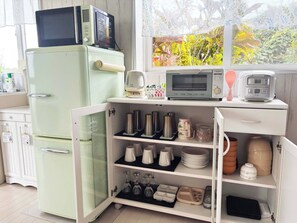Refrigerador, microondas, tostadora y utensilios de cocina 